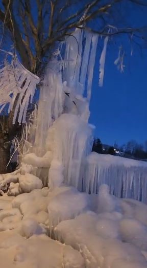 Dondurucu soğuklar su patlağını buz kütlesine dönüştürdü

