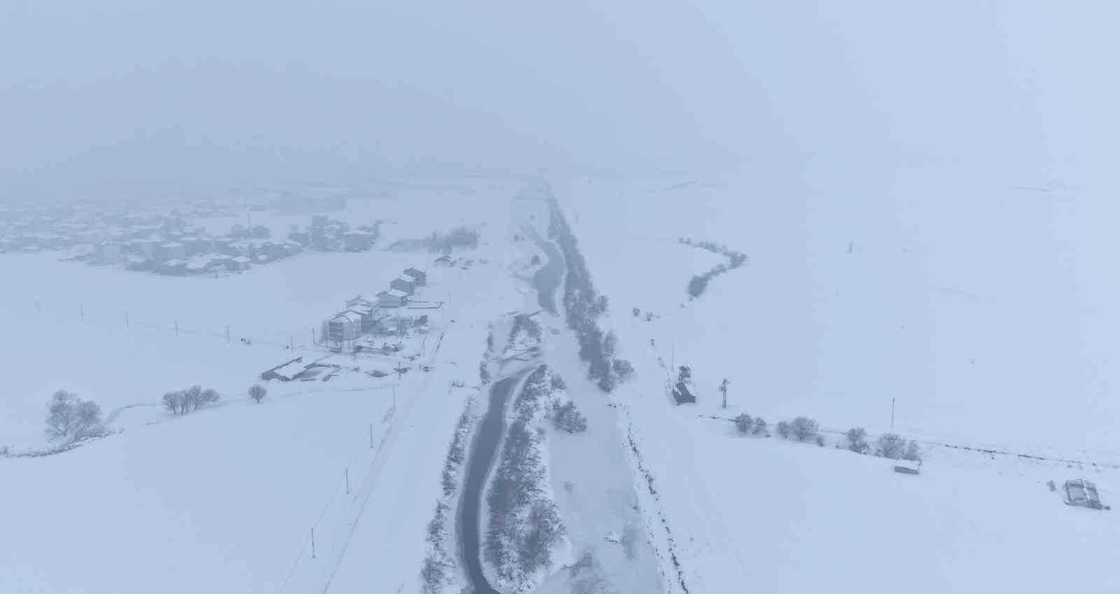 Dondurucu soğukların hakim olduğu Muş’ta Karasu Nehri buz tuttu
