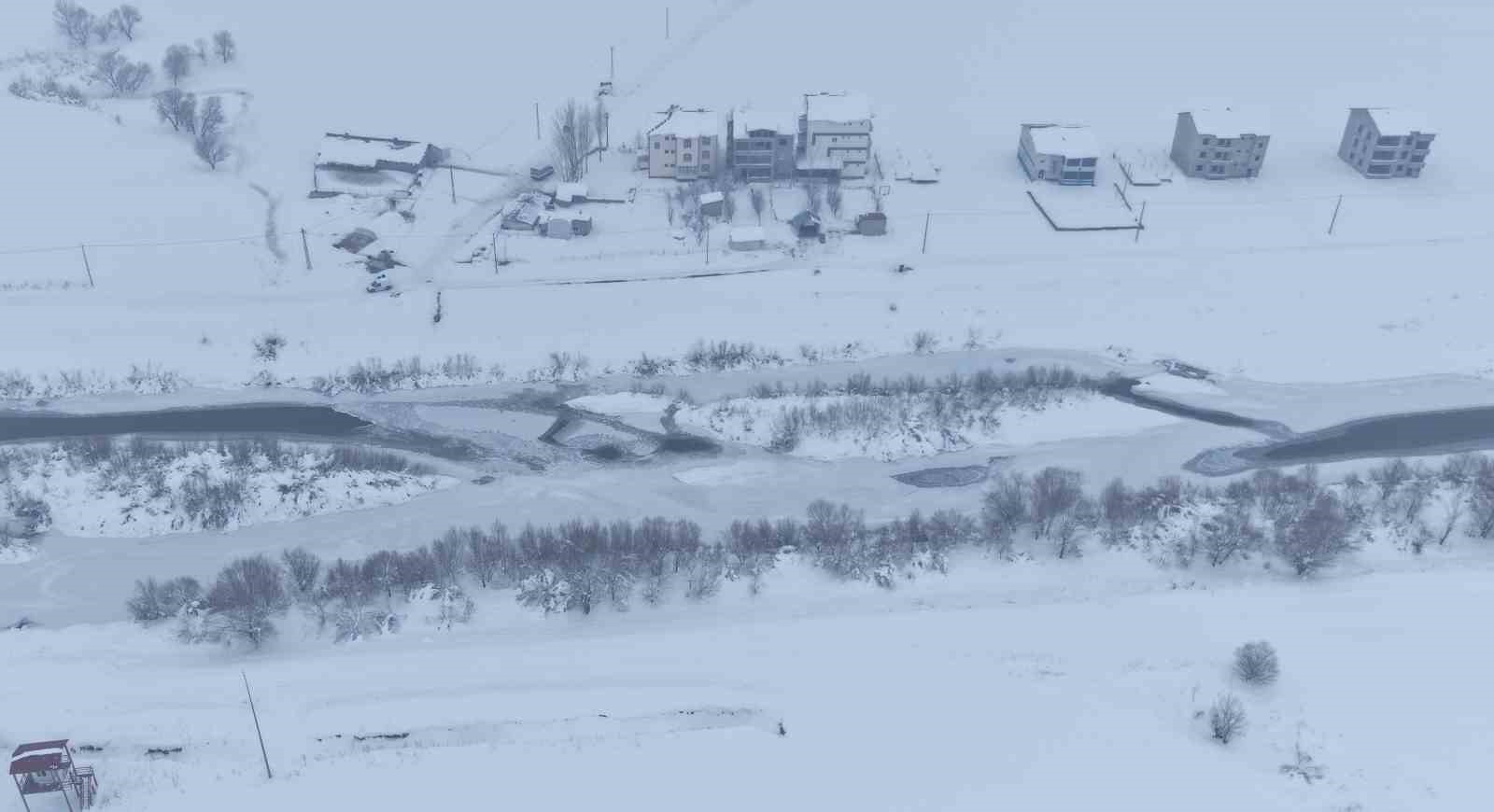 Dondurucu soğukların hakim olduğu Muş’ta Karasu Nehri buz tuttu
