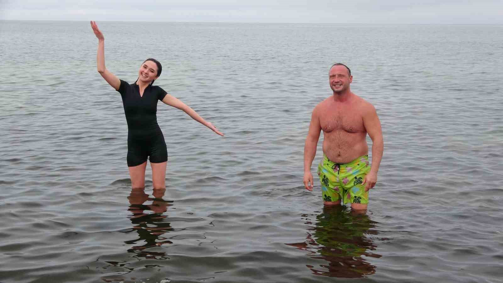 Dondurucu soğukta Van Gölü’nde yüzdüler
