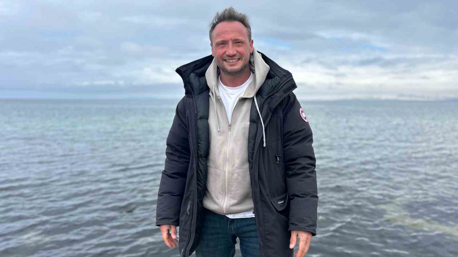 Dondurucu soğukta Van Gölü’nde yüzdüler
