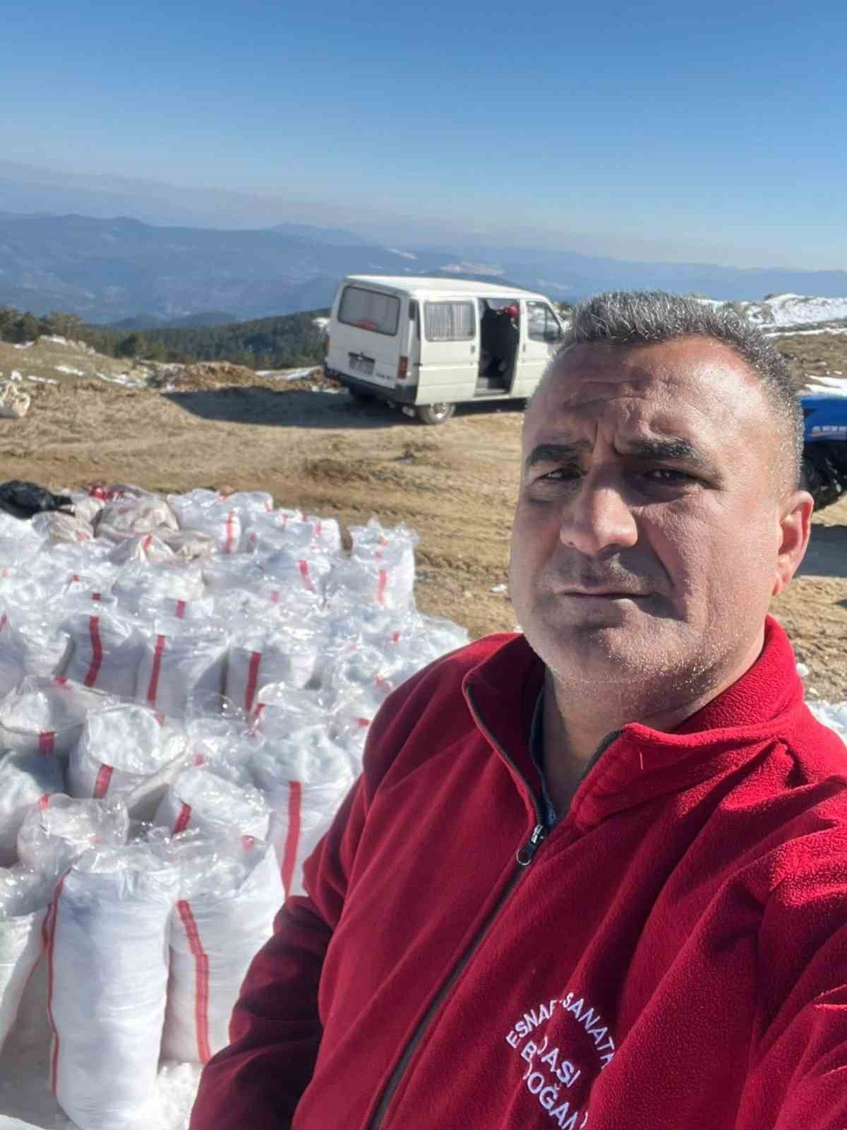 Dondurucu zirvede toplanan kar, yazın serinleten lezzete dönüşüyor
