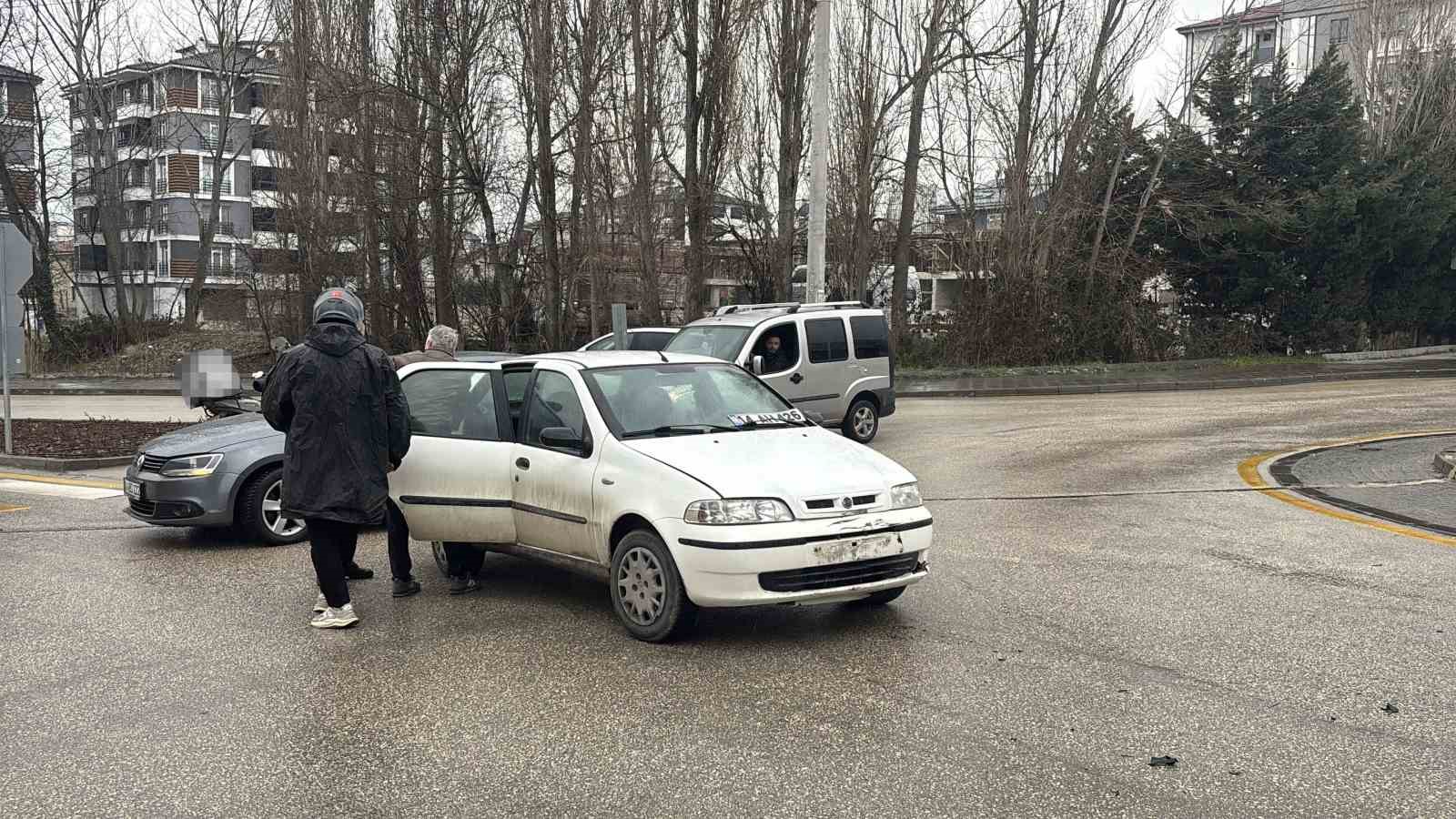 Dönel kavşakta motosiklet ile otomobil çarpıştı
