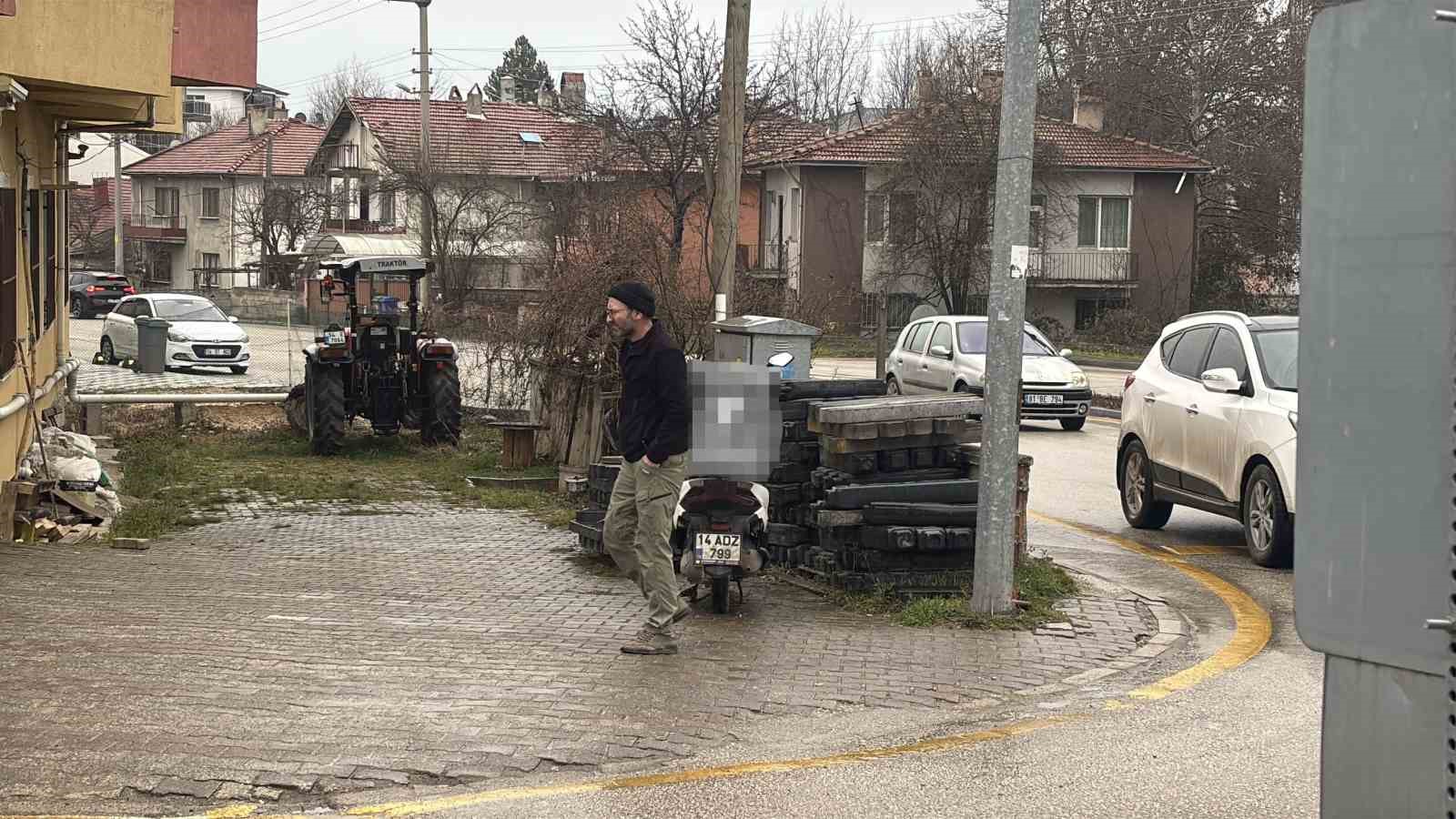 Dönel kavşakta motosiklet ile otomobil çarpıştı
