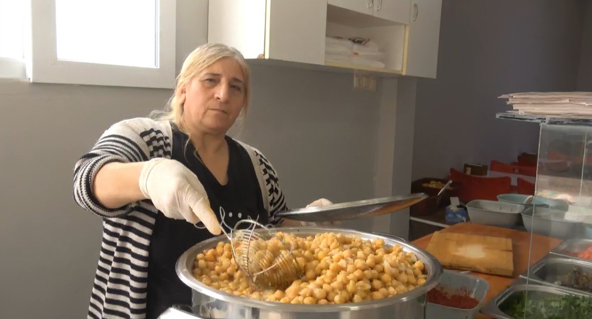 Döneri ile meşhur Hatay’da nohut dürümcü kadın vatandaşların damak lezzetini değiştirdi
