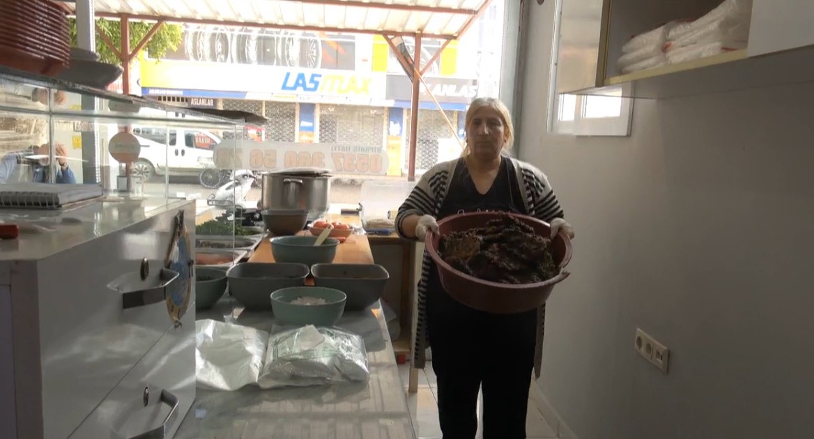 Döneri ile meşhur Hatay’da nohut dürümcü kadın vatandaşların damak lezzetini değiştirdi
