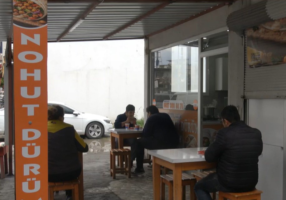 Döneri ile meşhur Hatay’da nohut dürümcü kadın vatandaşların damak lezzetini değiştirdi
