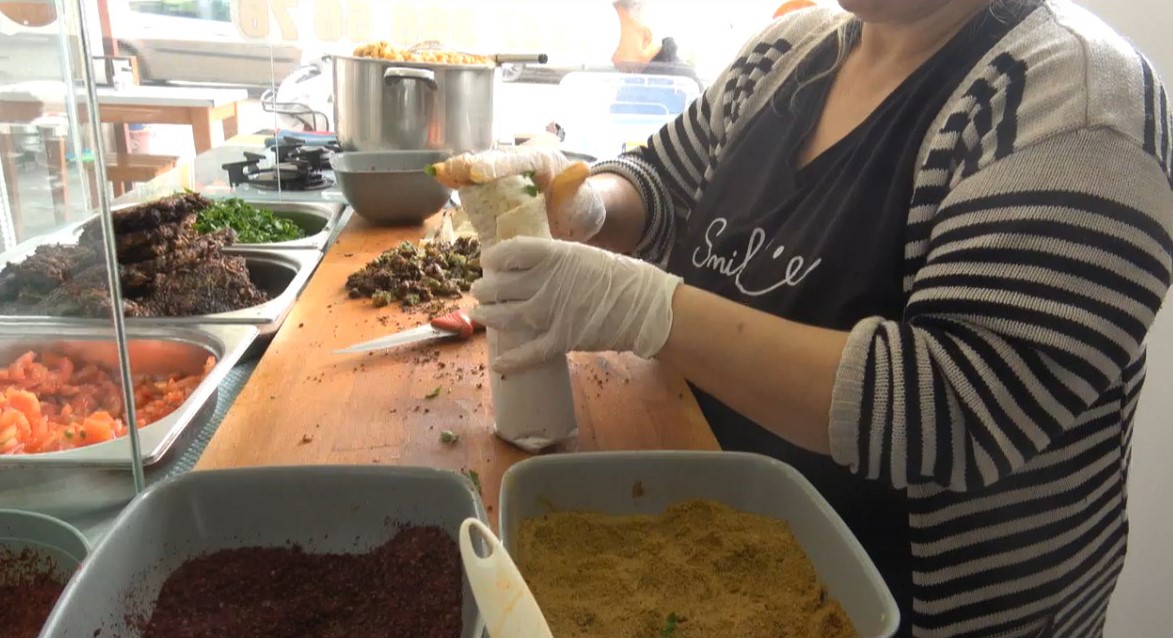 Döneri ile meşhur Hatay’da nohut dürümcü kadın vatandaşların damak lezzetini değiştirdi
