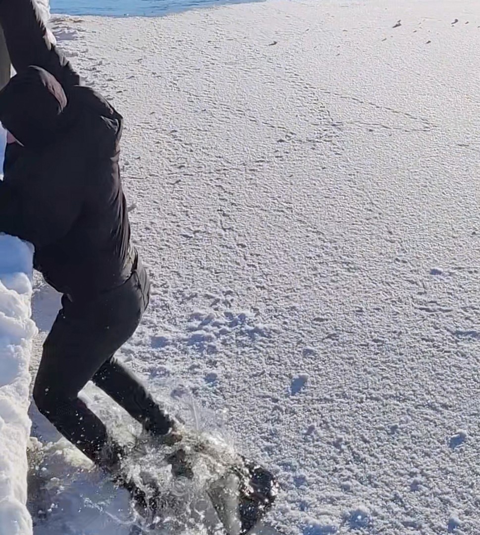 Donmuş gölde buz kırıldı, suya düşmekten son anda kurtuldu
