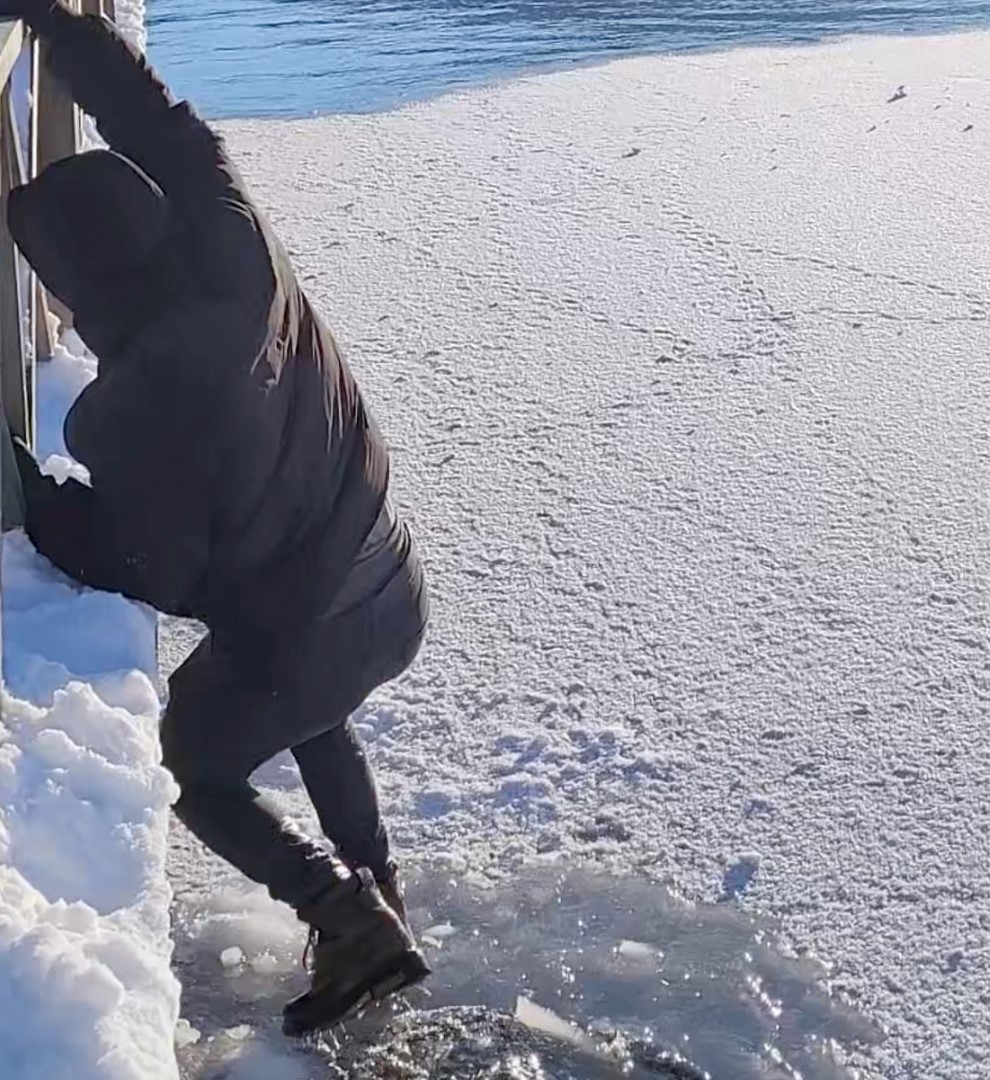 Donmuş gölde buz kırıldı, suya düşmekten son anda kurtuldu
