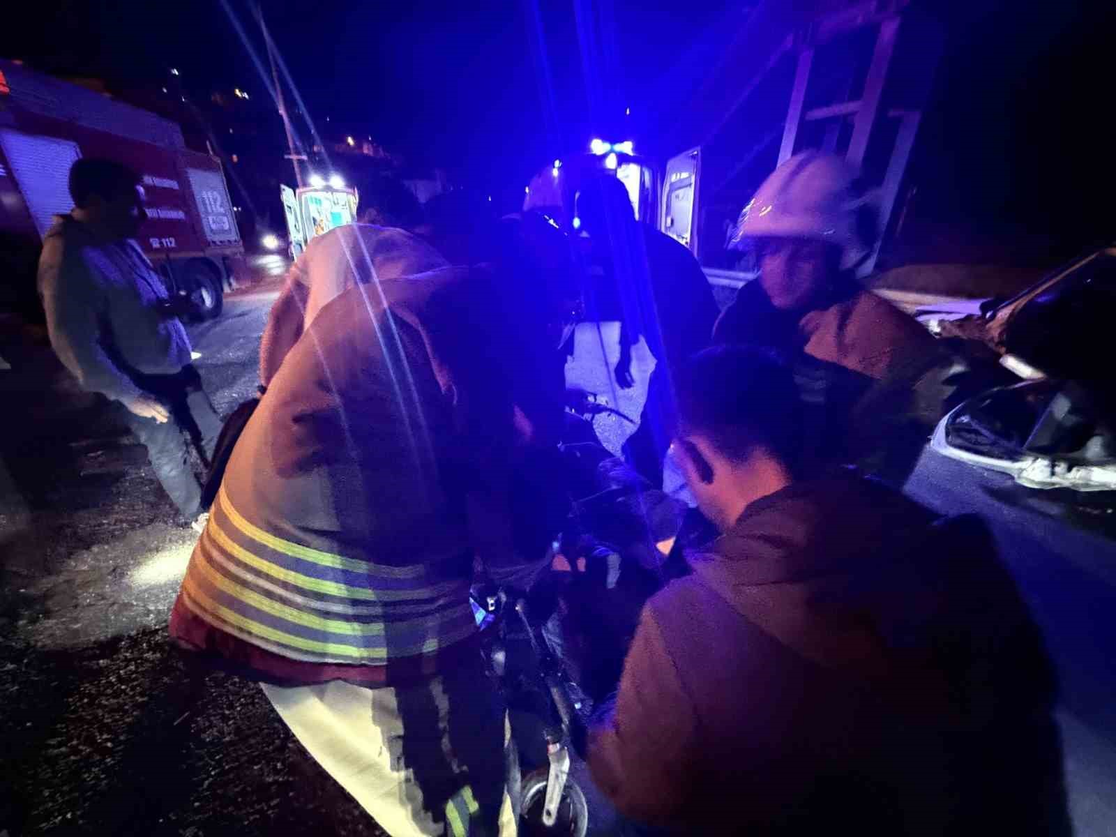 Dönüş yapmak isteyen otomobile hafif ticari aracın ok gibi saplandığı kaza kamerada
