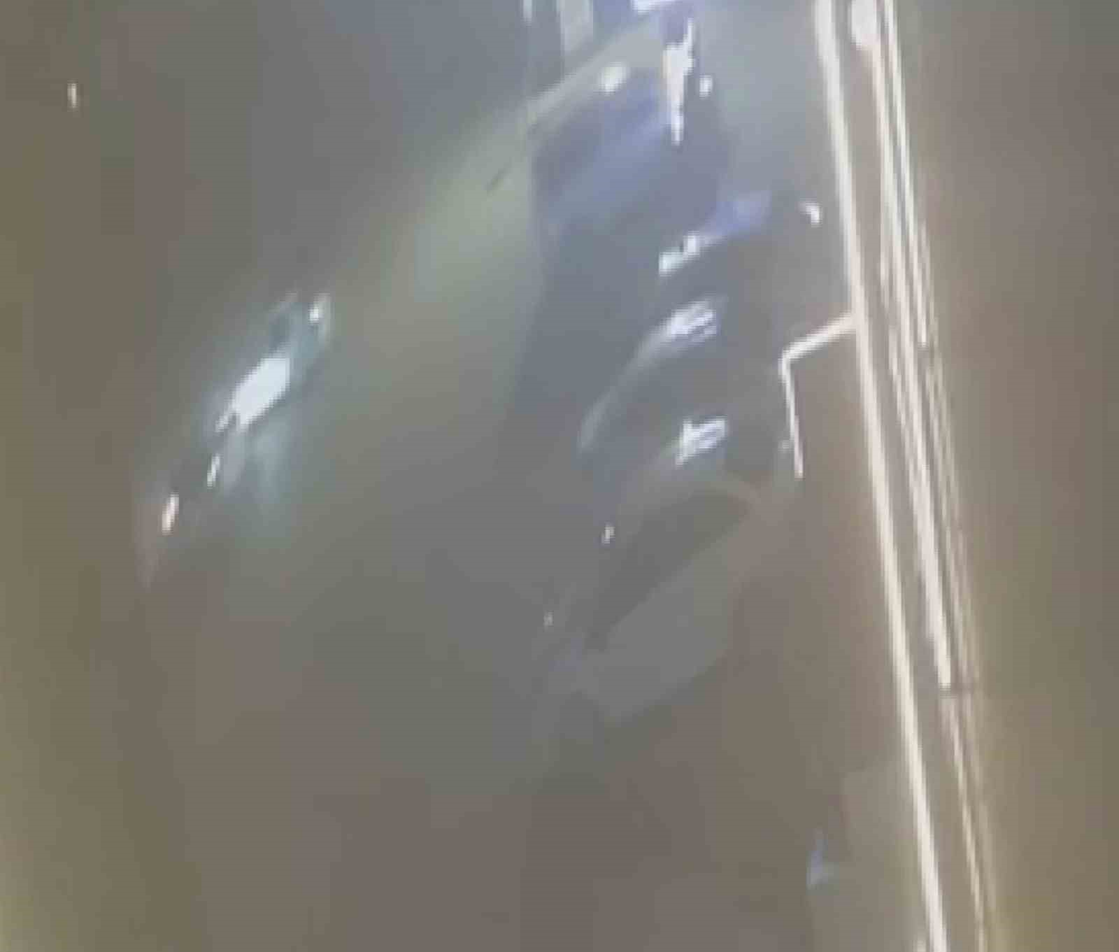 Dönüş yapmak isteyen otomobile hafif ticari aracın ok gibi saplandığı kaza kamerada
