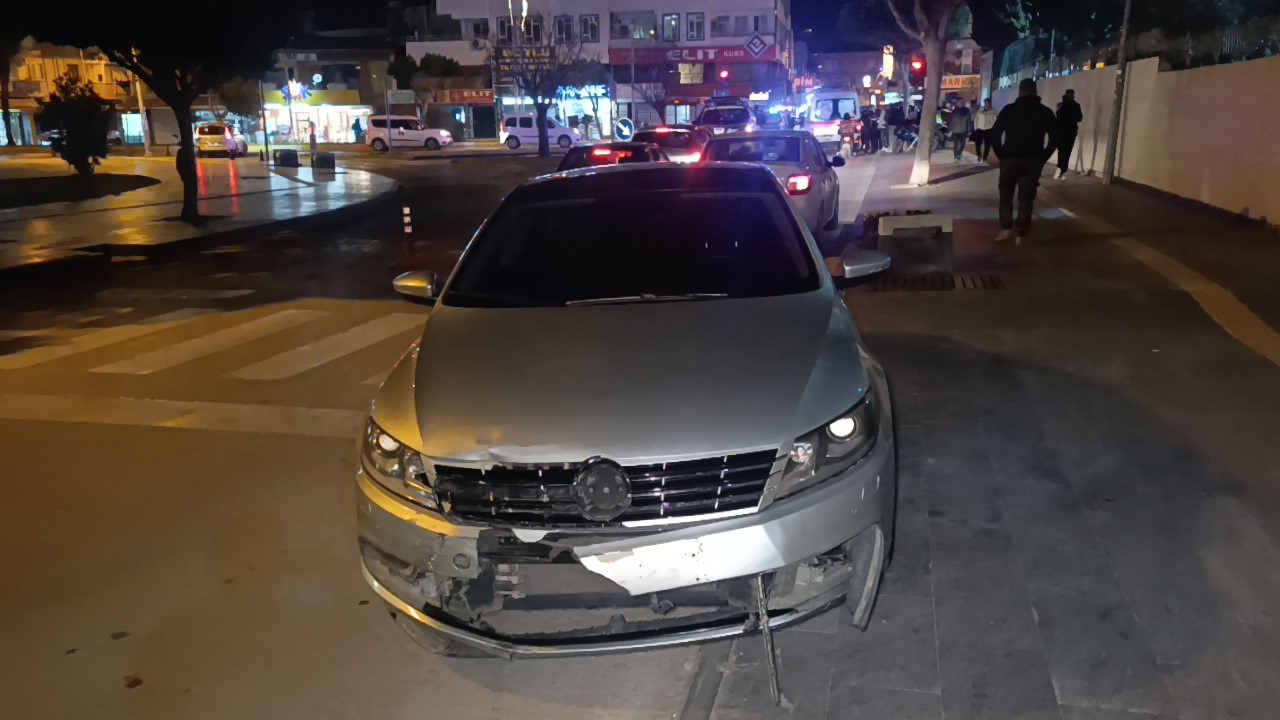 Dönüş yasağı olan yerden dönen otomobil motosikletle çarpıştı: 1 yaralı
