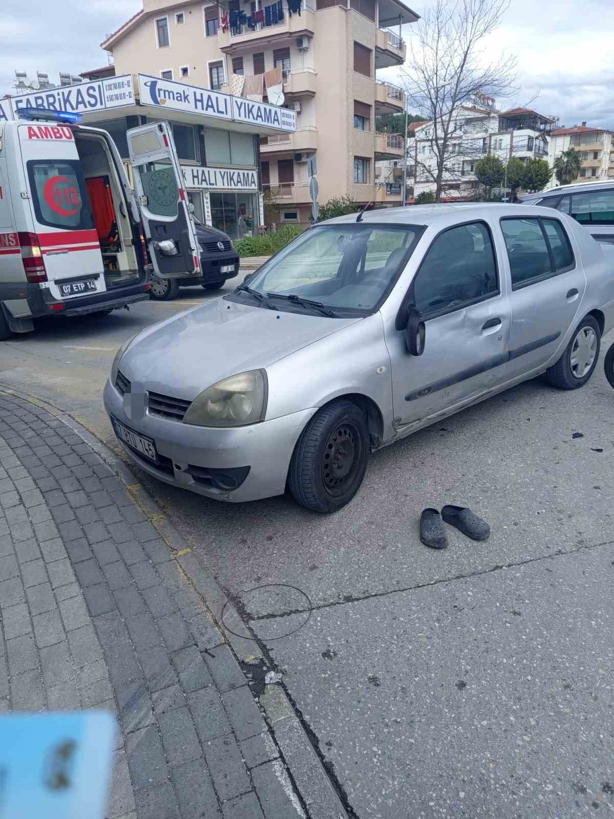 Dönüş yasağına uymayan otomobile motosiklet çarptı: 2 yaralı
