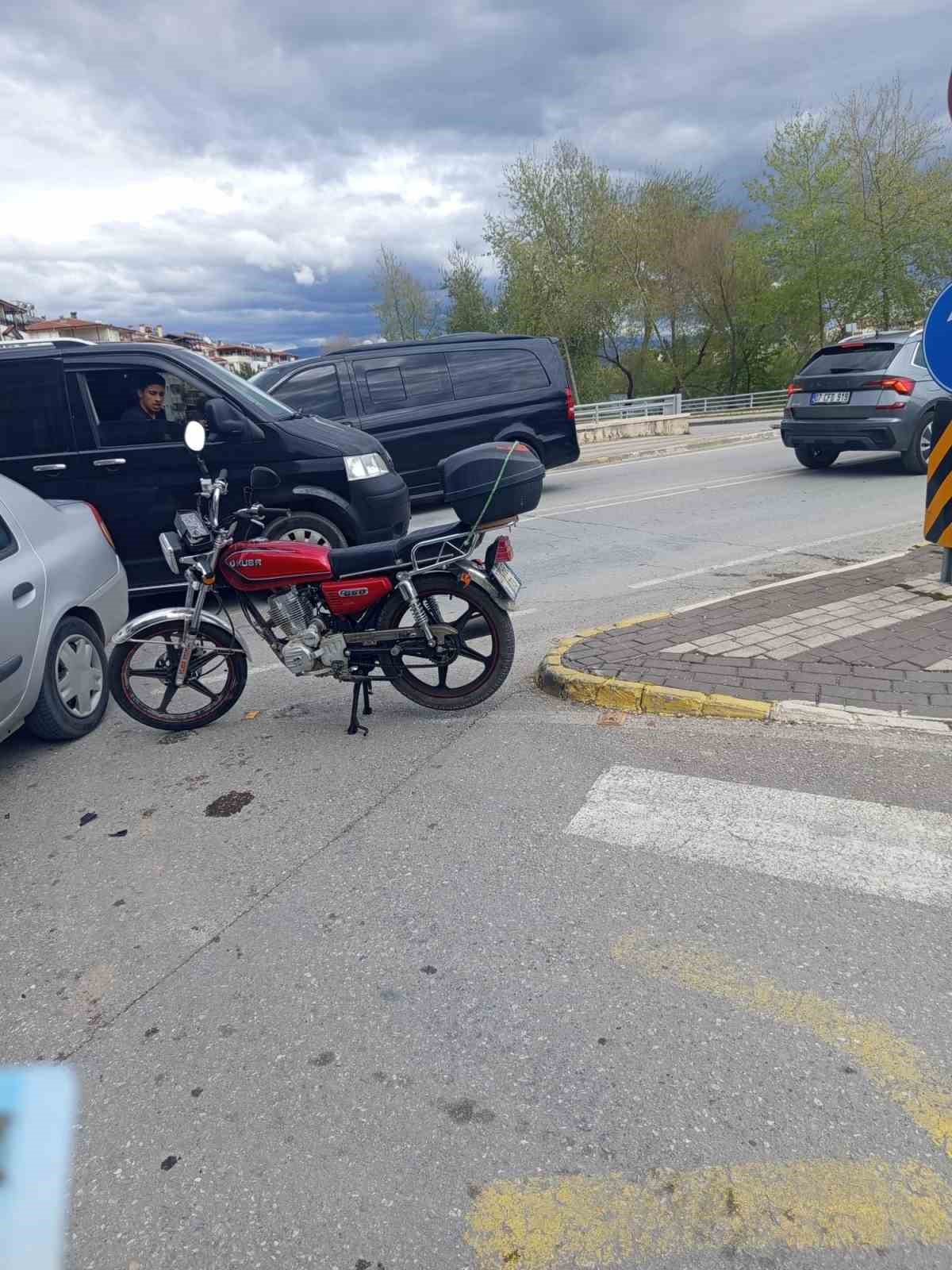 Dönüş yasağına uymayan otomobile motosiklet çarptı: 2 yaralı
