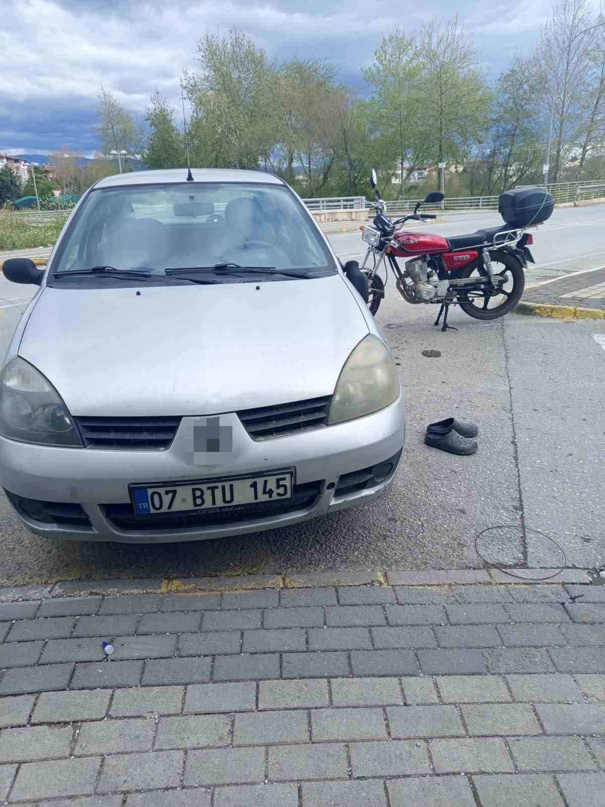 Dönüş yasağına uymayan otomobile motosiklet çarptı: 2 yaralı
