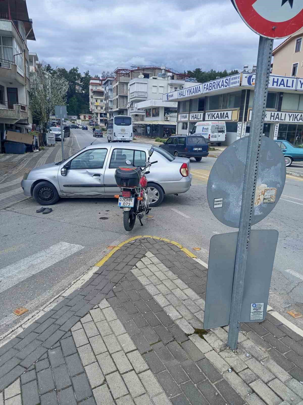 Dönüş yasağına uymayan otomobile motosiklet çarptı: 2 yaralı
