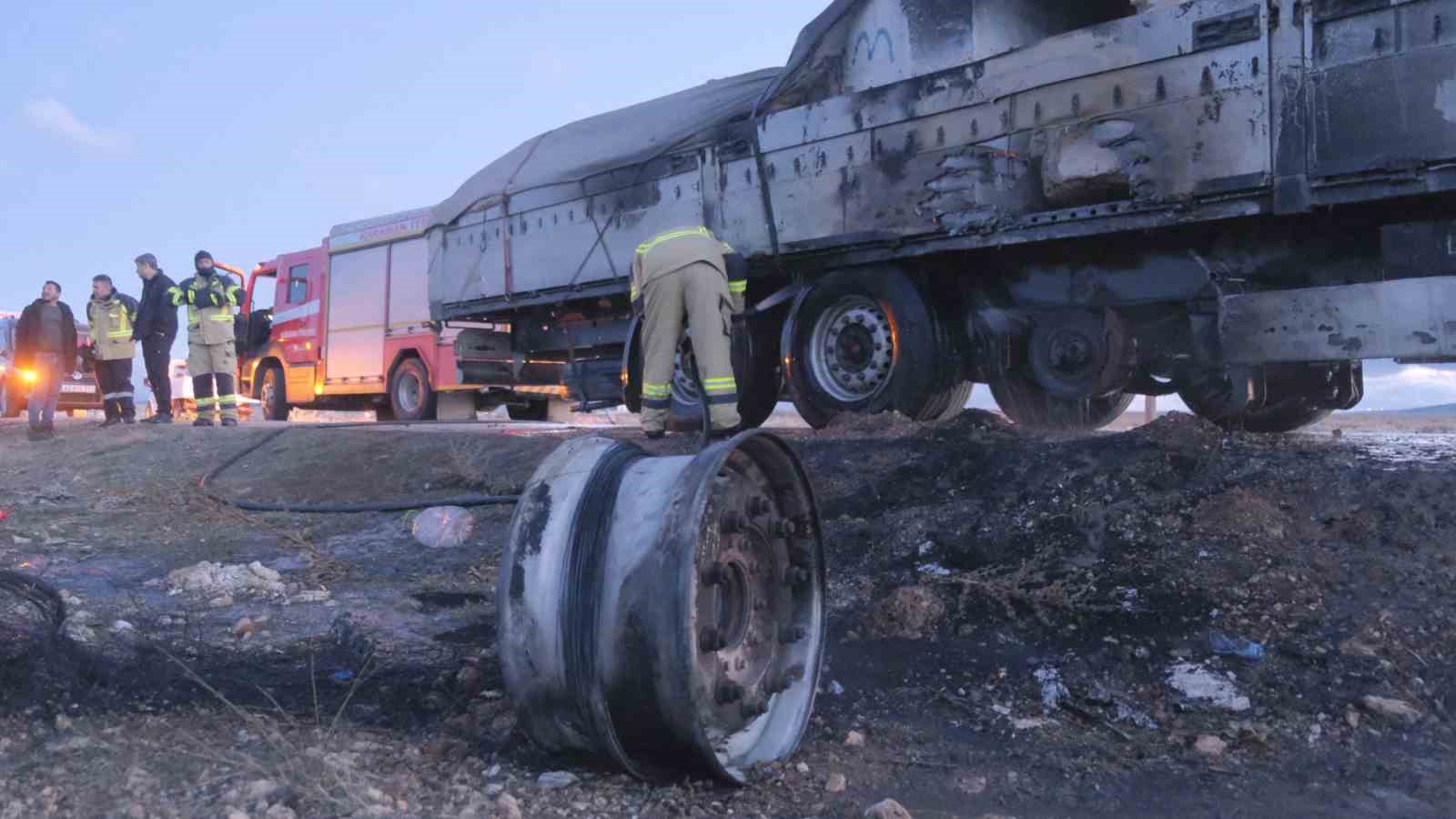 Dorsede çıkan yangın tırı sarmadan söndürüldü
Dorsede çıkan yangın tırı sarmadan söndürüldü