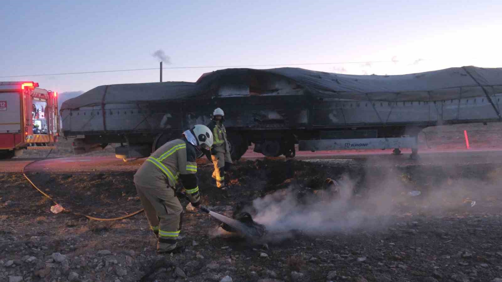 Dorsede çıkan yangın tırı sarmadan söndürüldü
Dorsede çıkan yangın tırı sarmadan söndürüldü