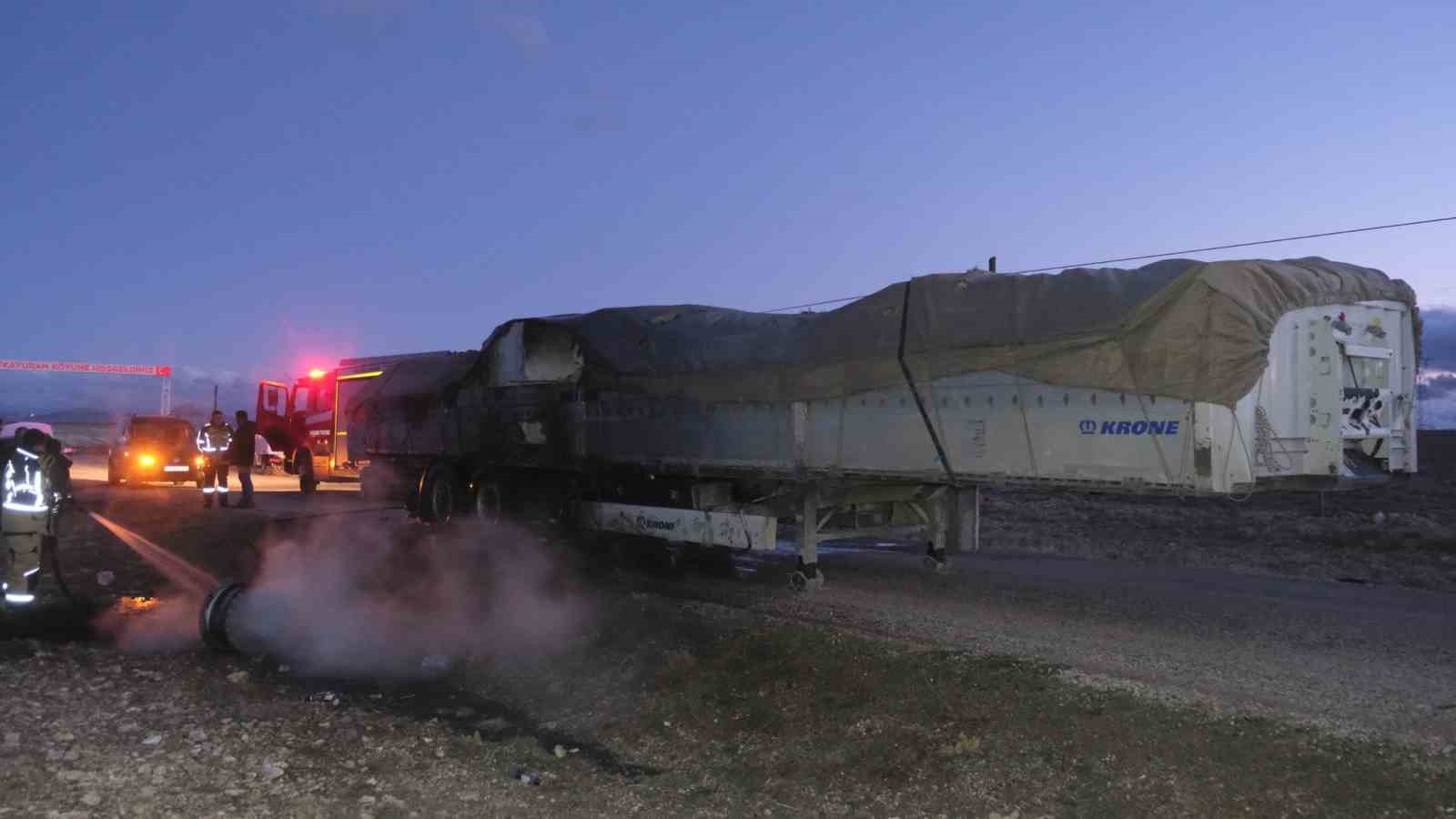 Dorsede çıkan yangın tırı sarmadan söndürüldü
Dorsede çıkan yangın tırı sarmadan söndürüldü