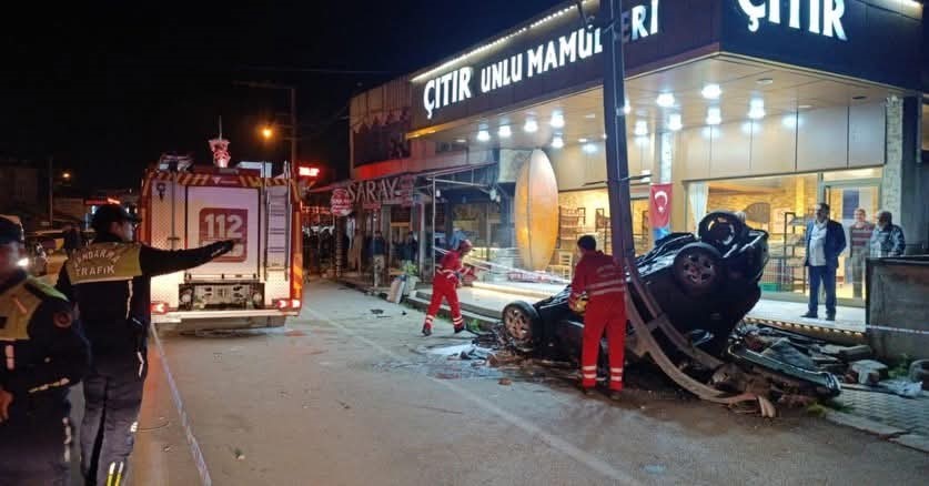 Dörtyol’da aydınlatma direğine çarpan araç hurdaya döndü: 2 yaralı
