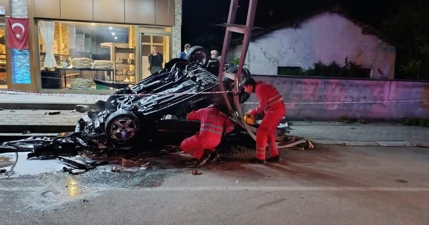 Dörtyol’da aydınlatma direğine çarpan araç hurdaya döndü: 2 yaralı
