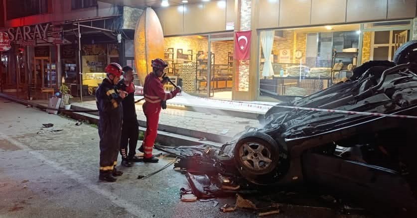 Dörtyol’da aydınlatma direğine çarpan araç hurdaya döndü: 2 yaralı
