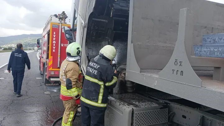 Dörtyol’da tırın motorunda yangın çıktı
