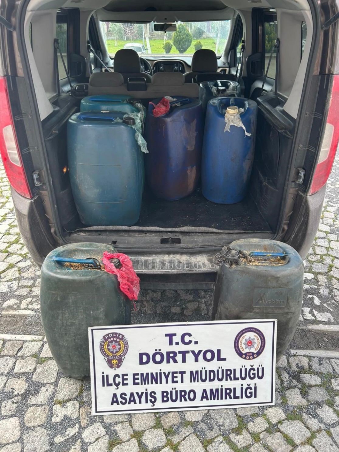 Dörtyol’da tırlardan mazot çalan şüpheli yakalandı
Dörtyol’da tırlardan mazot çalan şüpheli yakalandı