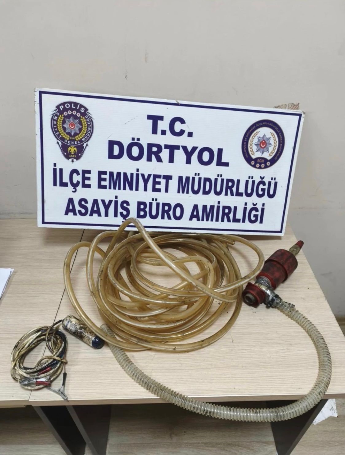 Dörtyol’da tırlardan mazot çalan şüpheli yakalandı
Dörtyol’da tırlardan mazot çalan şüpheli yakalandı