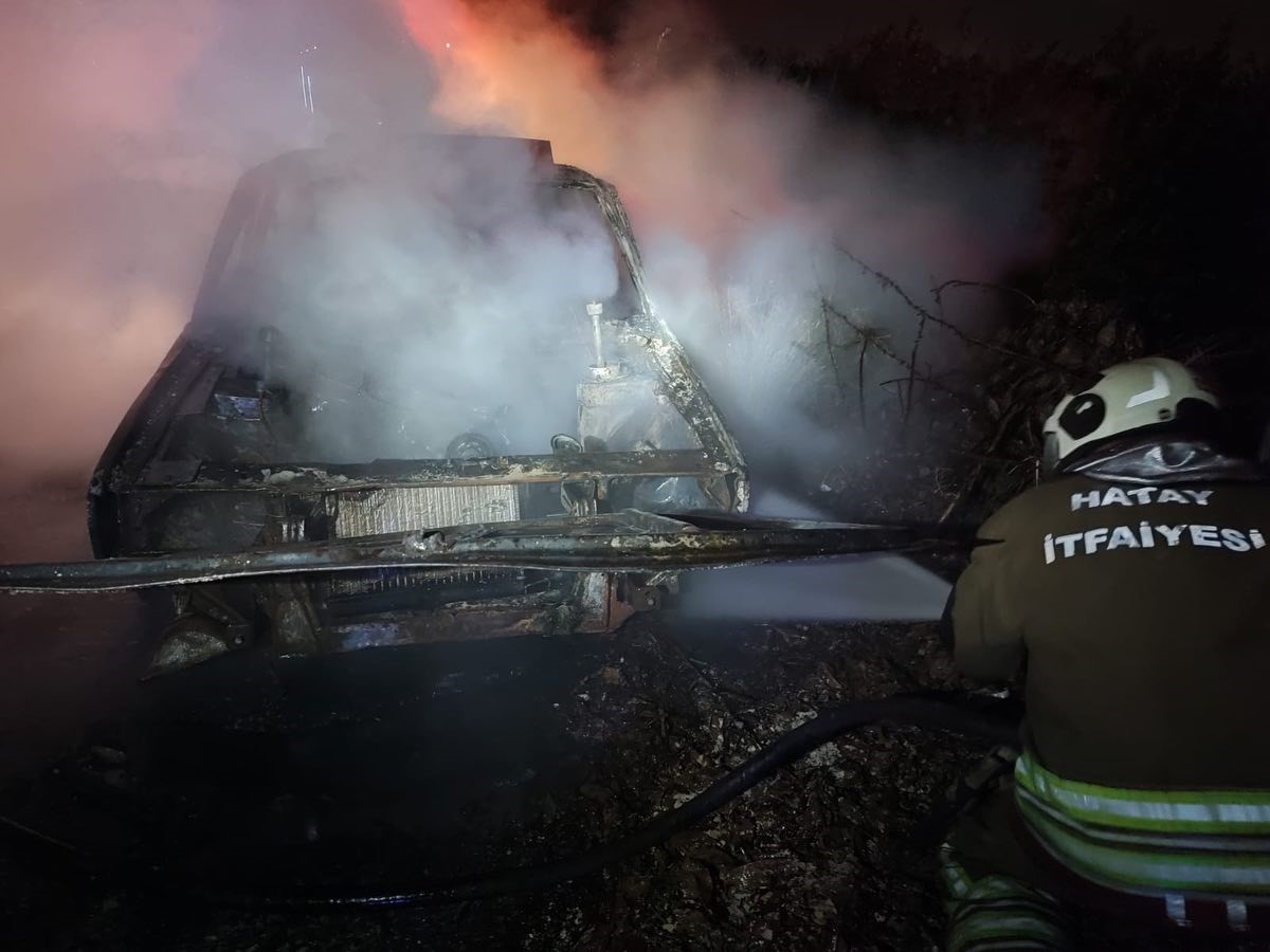 Dörtyol’da yanan otomobil kullanılmaz hale geldi
