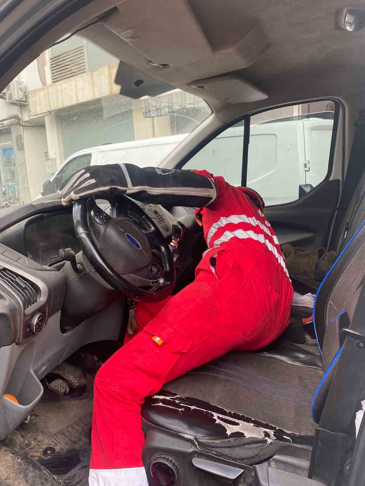 Dörtyol’da yaralı atmaca araca sığındı
