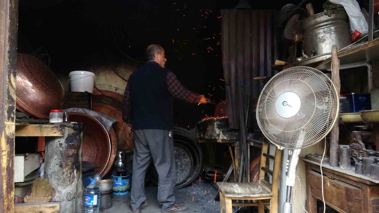 Dövme bakır kazanlar geleneksel yöntemlerle hazırlanıyor
