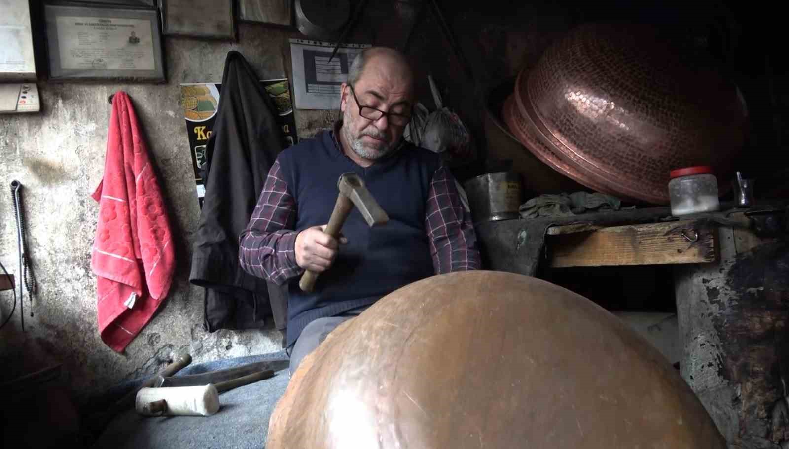 Dövme bakır kazanlar geleneksel yöntemlerle hazırlanıyor
