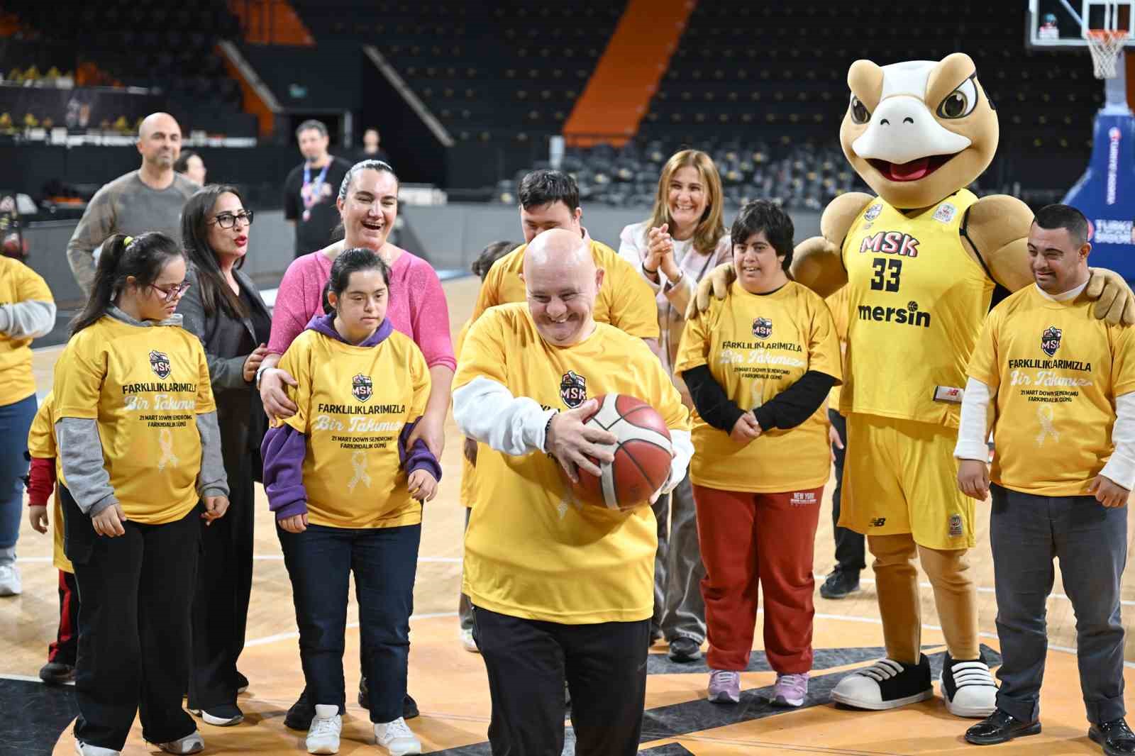 Down sendromlu çocuklar Mersin Spor Kulübü ile aynı sahada buluştu
Down sendromlu çocuklar Mersin Spor Kulübü ile aynı sahada buluştu