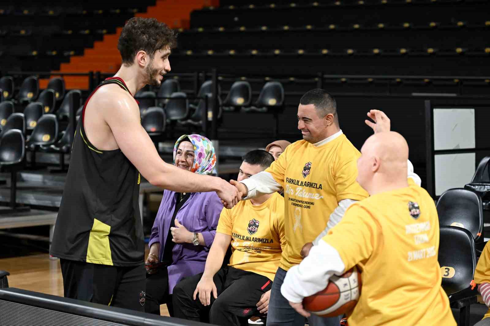 Down sendromlu çocuklar Mersin Spor Kulübü ile aynı sahada buluştu
Down sendromlu çocuklar Mersin Spor Kulübü ile aynı sahada buluştu