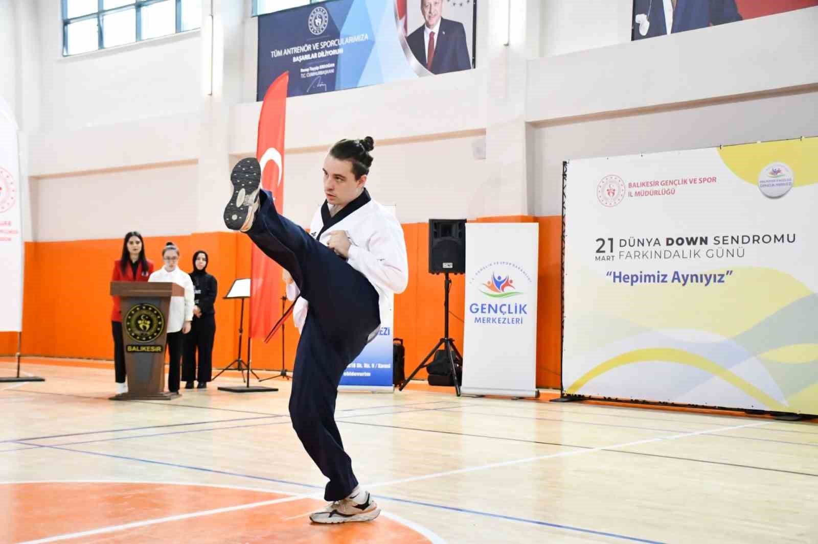 Down sendromlu gençler sporda becerilerini sergiledi
