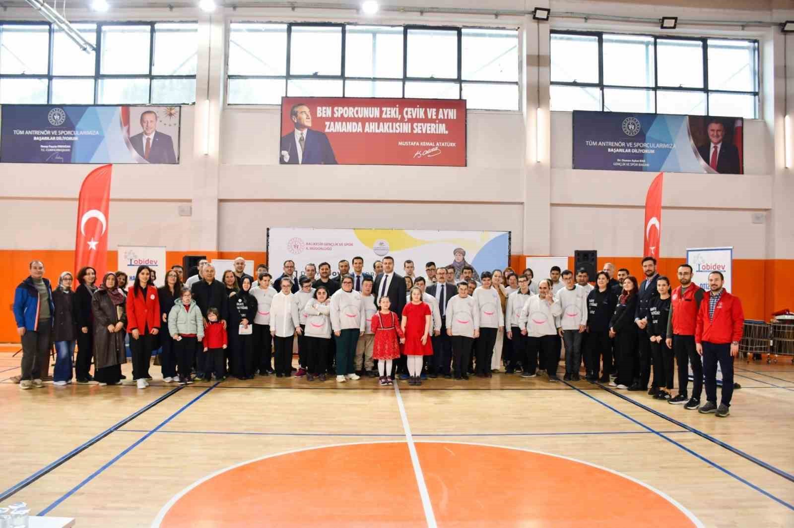 Down sendromlu gençler sporda becerilerini sergiledi
