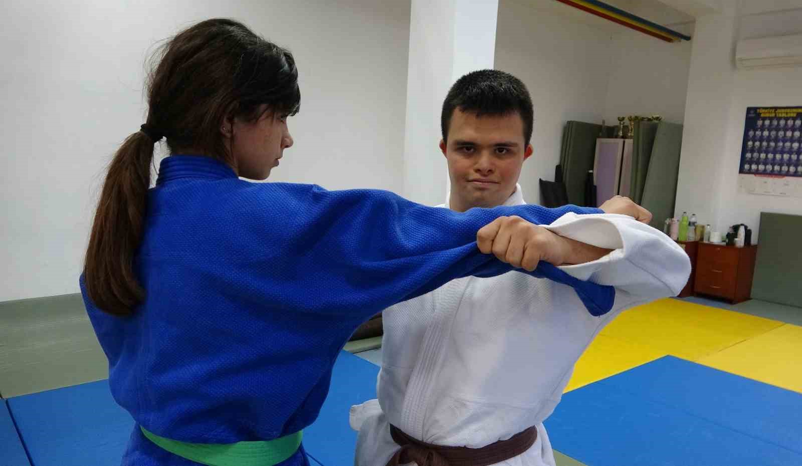 Down sendromlu judocu Mustafa Erbil, Dünya Şampiyonası yolunda
Down sendromlu judocu Mustafa Erbil, Dünya Şampiyonası yolunda