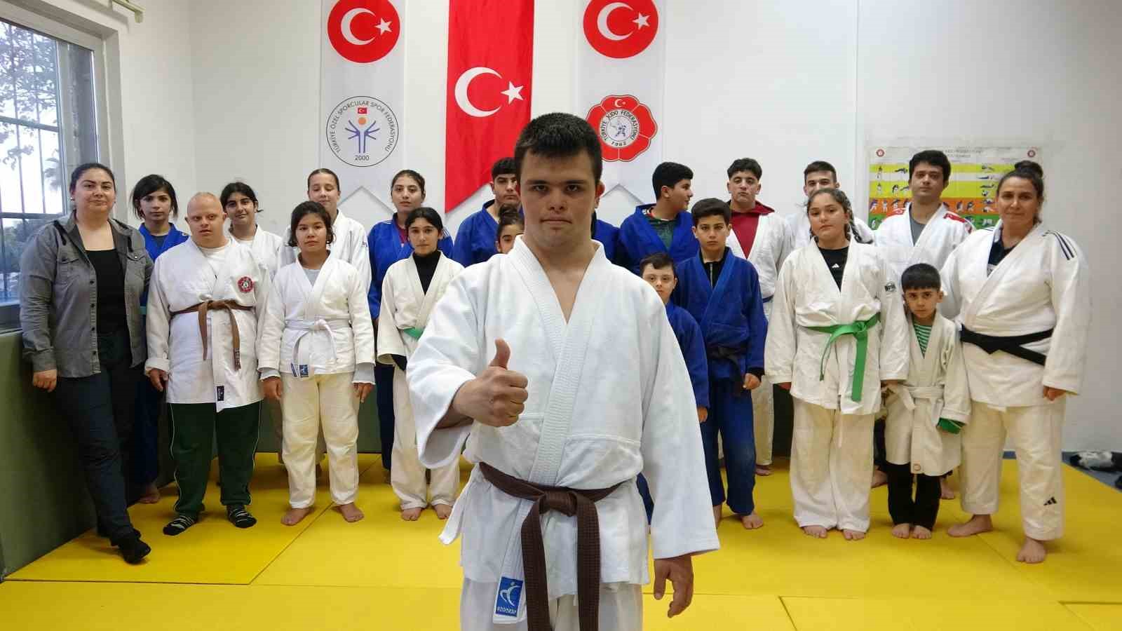 Down sendromlu judocu Mustafa Erbil, Dünya Şampiyonası yolunda
Down sendromlu judocu Mustafa Erbil, Dünya Şampiyonası yolunda