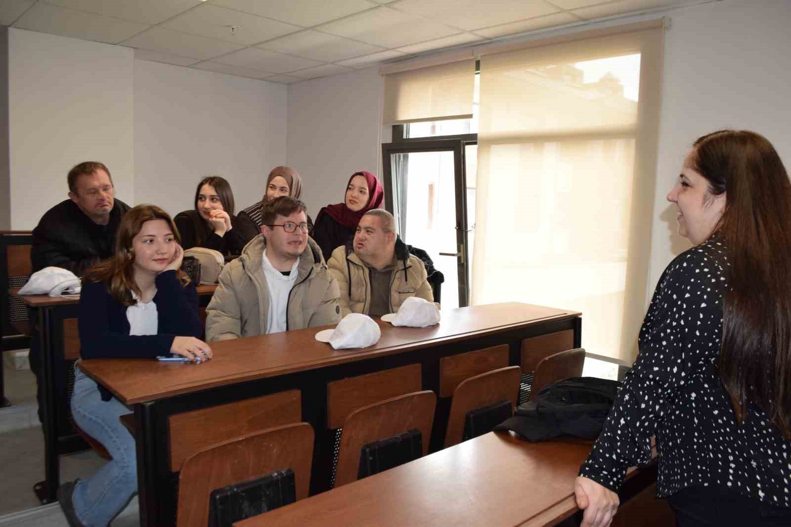 Down sendromu olan gençler ergoterapi öğrencileriyle kampüs deneyimi yaşadı
