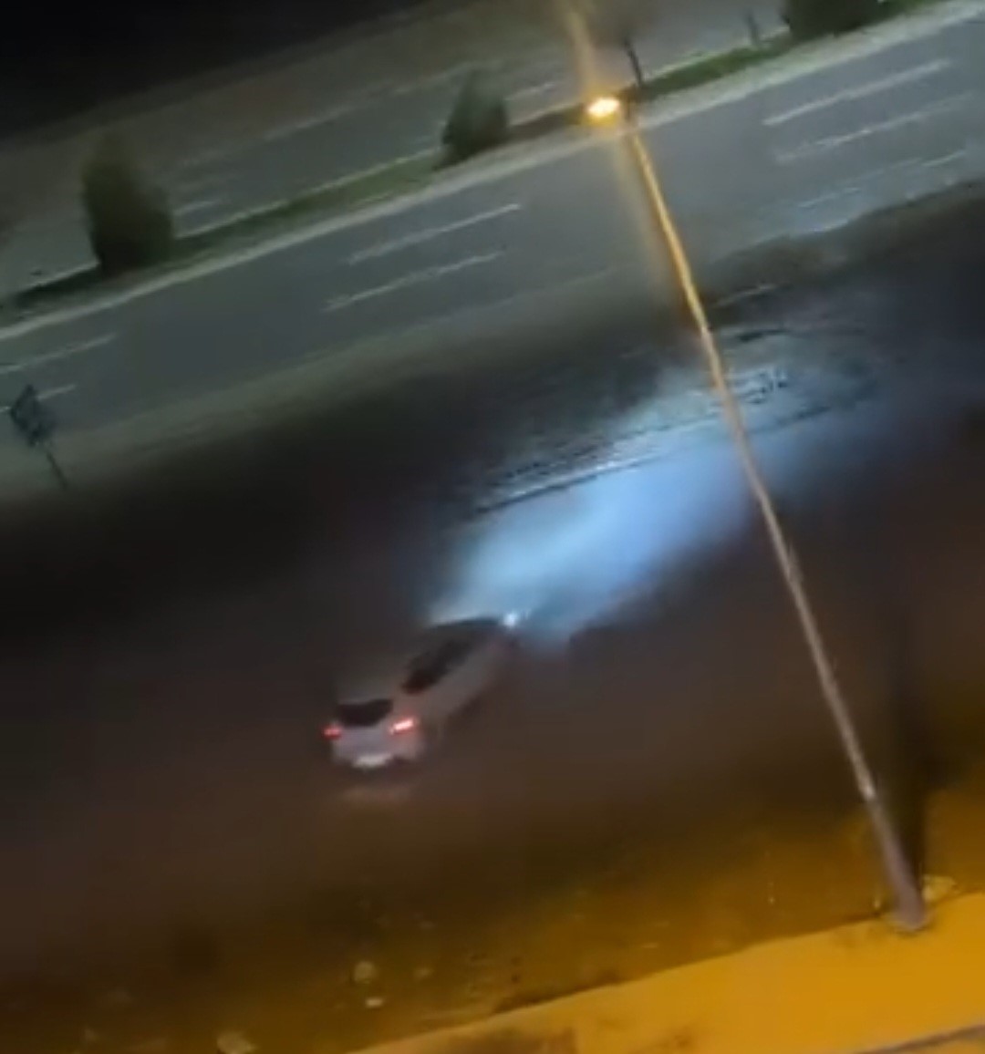 Drift yaparak trafik güvenliğini tehlikeye atan sürücü kamerada
