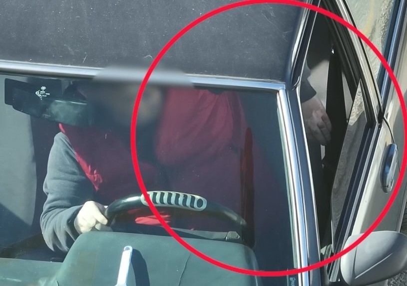 Dronu görünce emniyet kemerini taktılar
