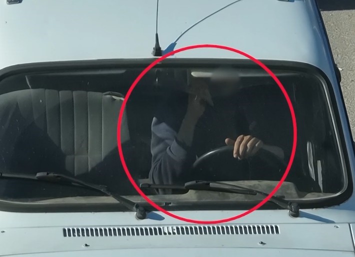 Dronu görünce emniyet kemerini taktılar
