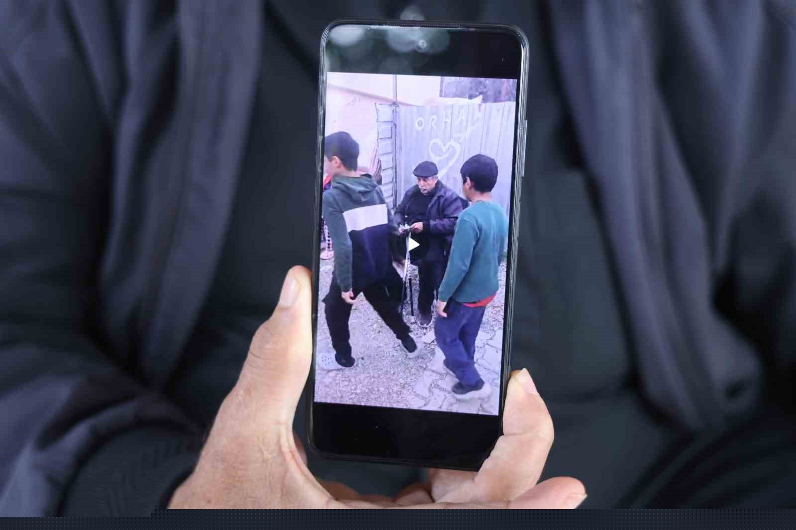 ’Dua etsinler yeter’ diyen yaşlı adam emekli maaşını mahalleliye dağıtıyor
