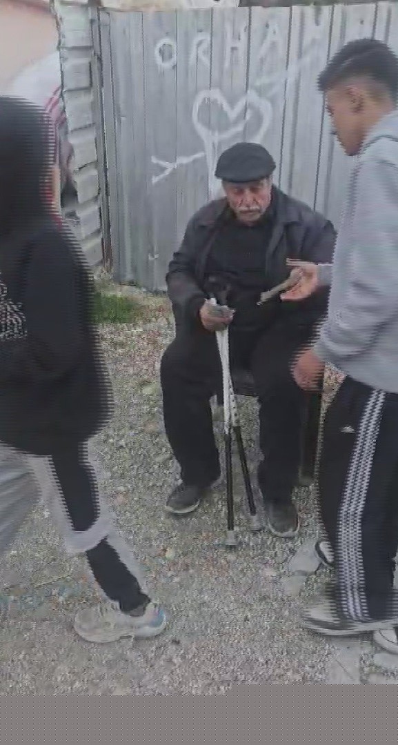 ’Dua etsinler yeter’ diyen yaşlı adam emekli maaşını mahalleliye dağıtıyor
