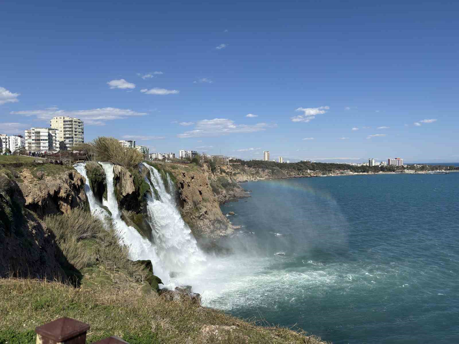 Düden Şelalesi’nde gökkuşağı hayran bıraktı

