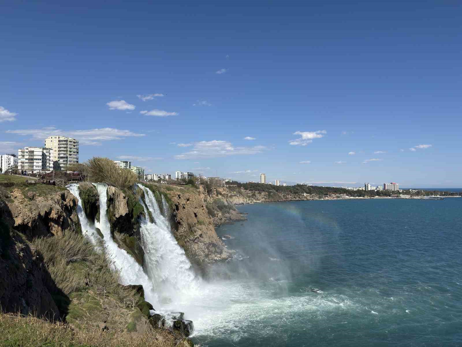 Düden Şelalesi’nde gökkuşağı hayran bıraktı
