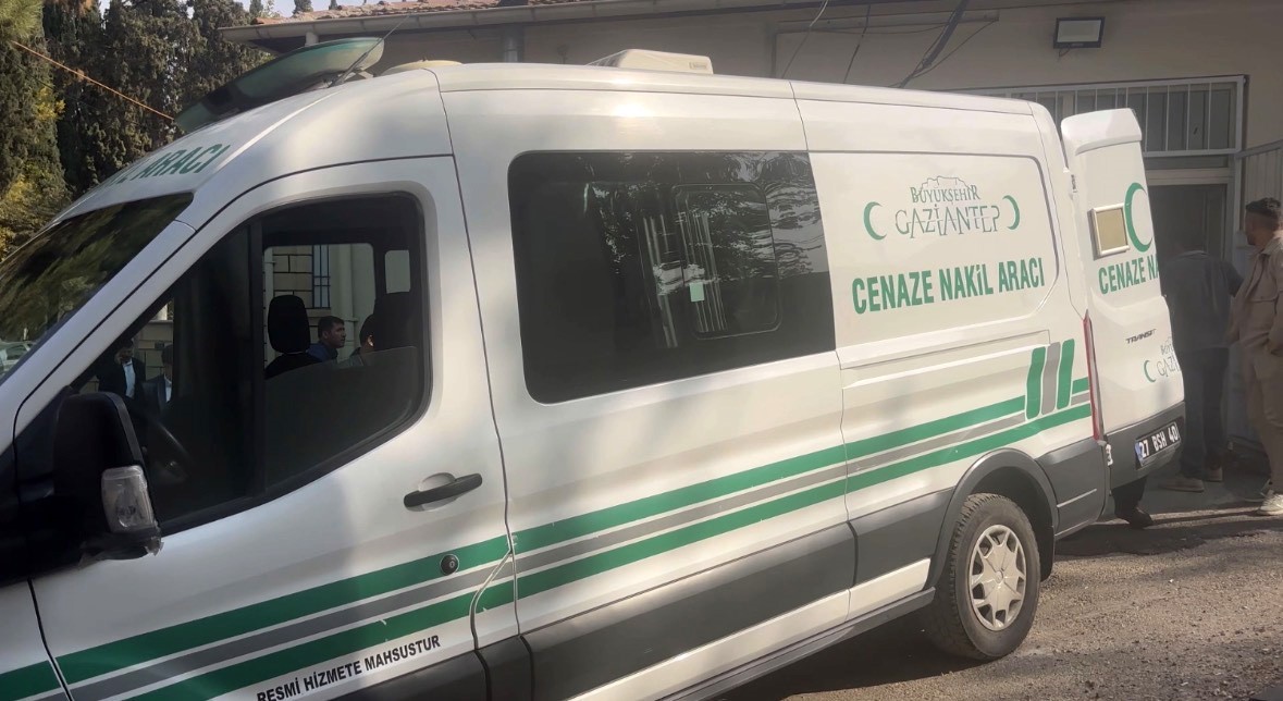 Düğün salonu önünde silahlı saldırıya uğrayan genç kurtarılamadı
