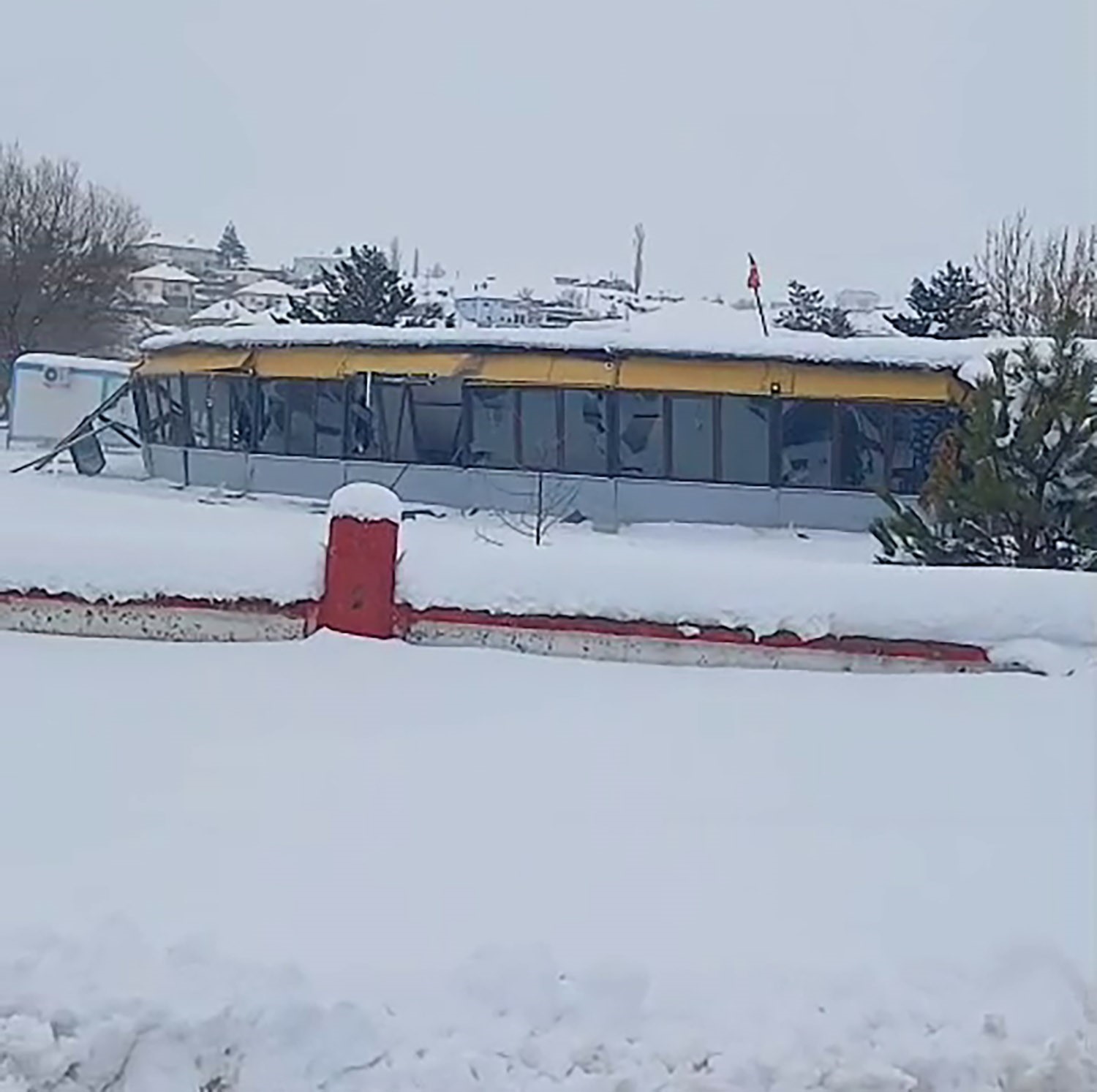 Düğün salonunun çatısı, yağan karın ağırlığına dayanamadı
